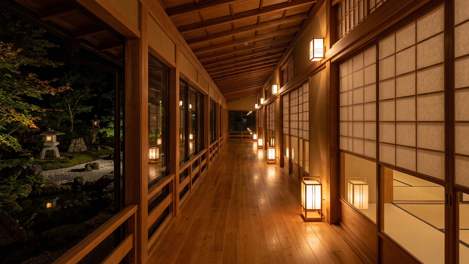 庭園を望む星月夜旅館の廊下